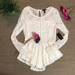 🎉2 HR SALE! NWT Gorgeous cream/ ivory lace top